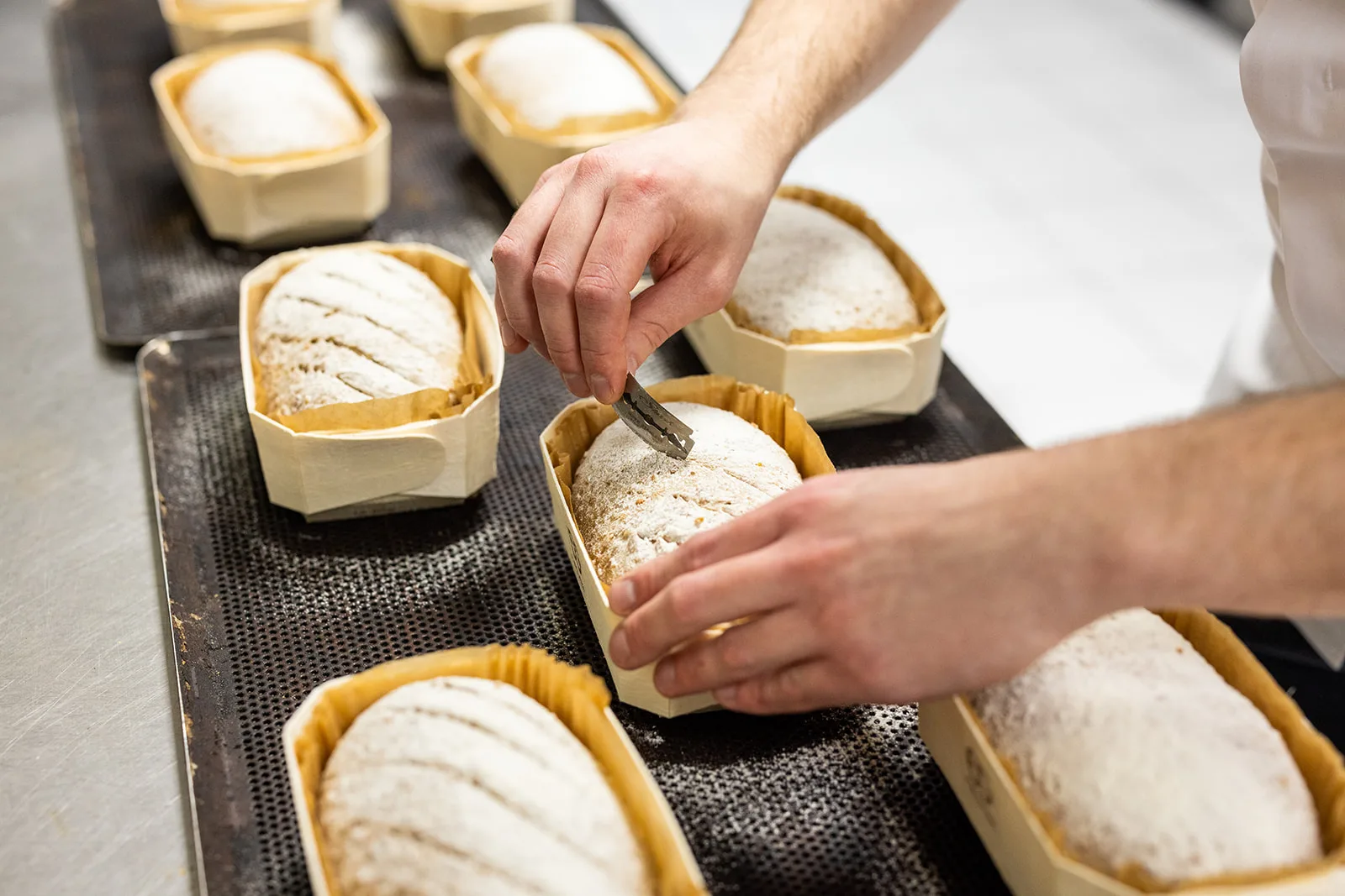 Guarantee the volume of the bread by the gas holding capacity